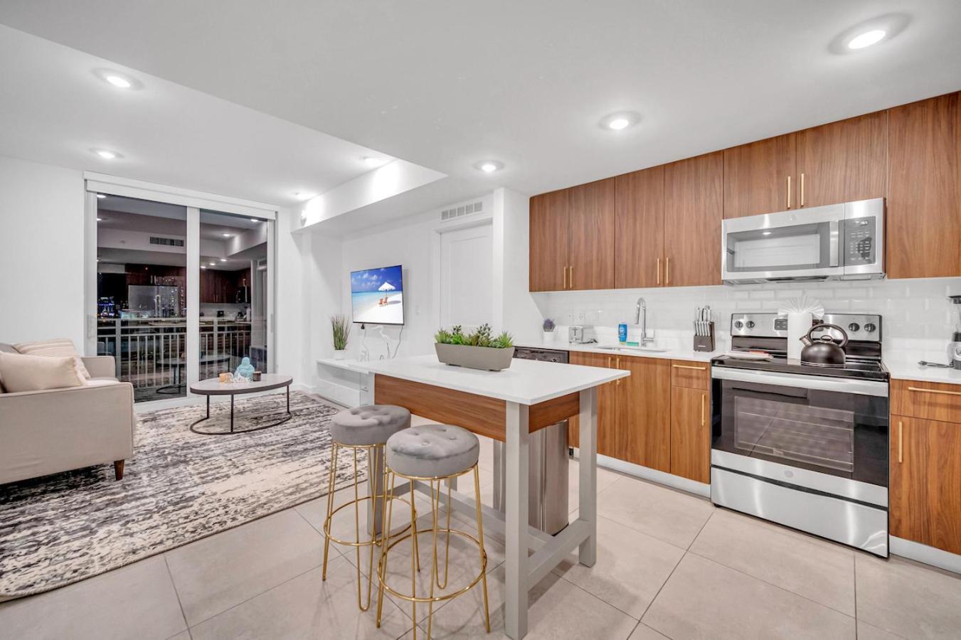 Exclusive In Downtown With Pool Views And Free Parking Apartment *