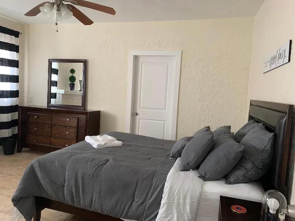 Private Close To Airport - Free Parking - 01