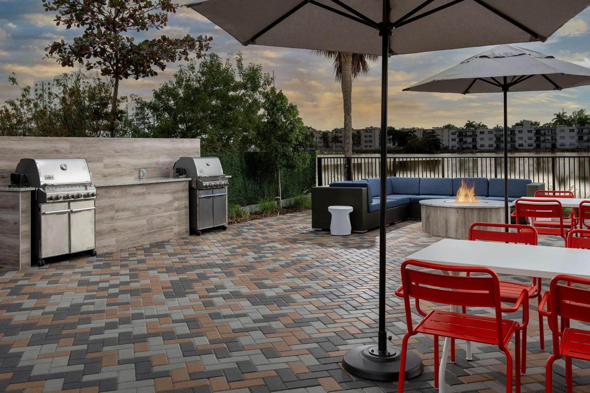 Hotel Home2 By Hilton Miami Airport South Blue Lagoon 3*