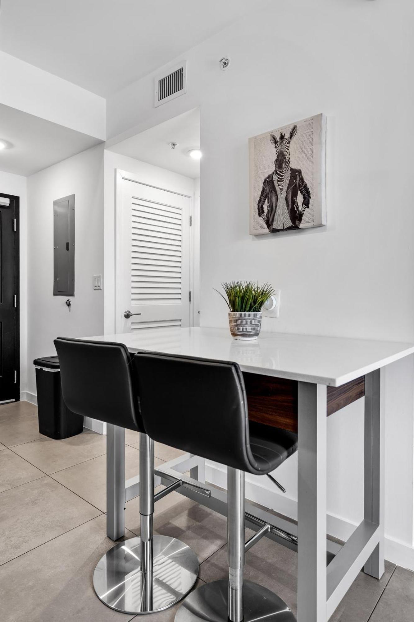 Apartment Prime Location 1-bed Retreat With Free Parking