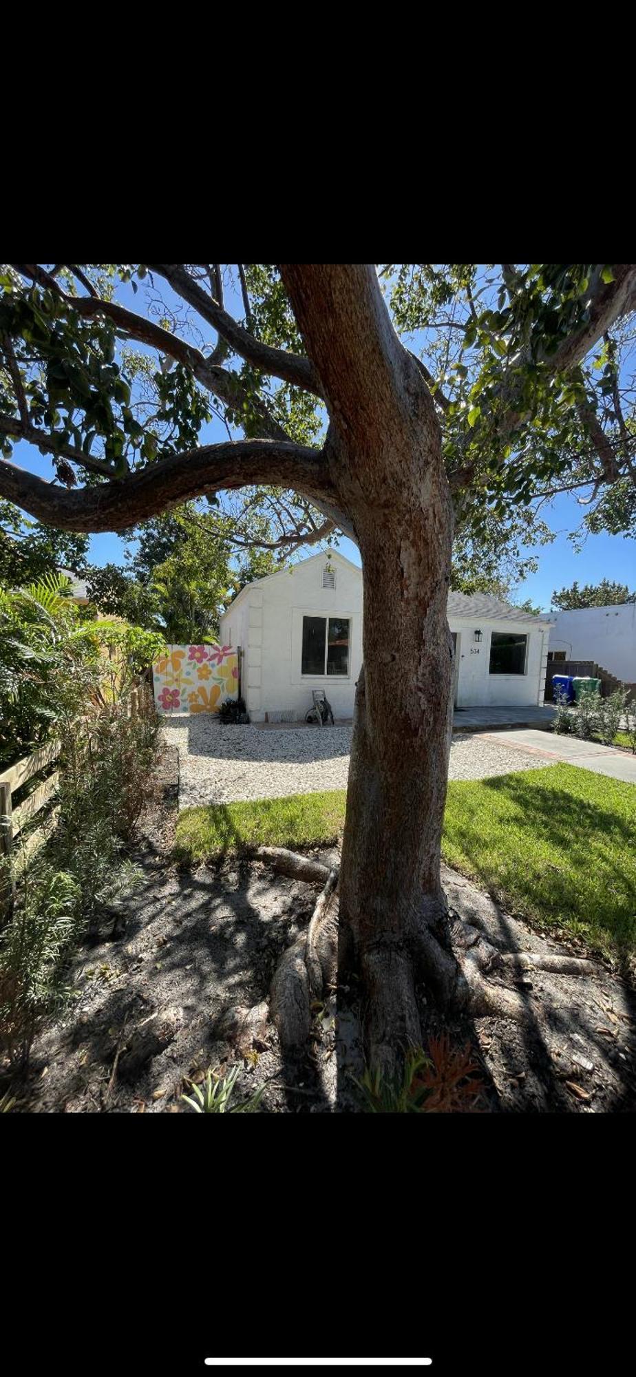 Artsy Oasis: Design District Gem Villa *