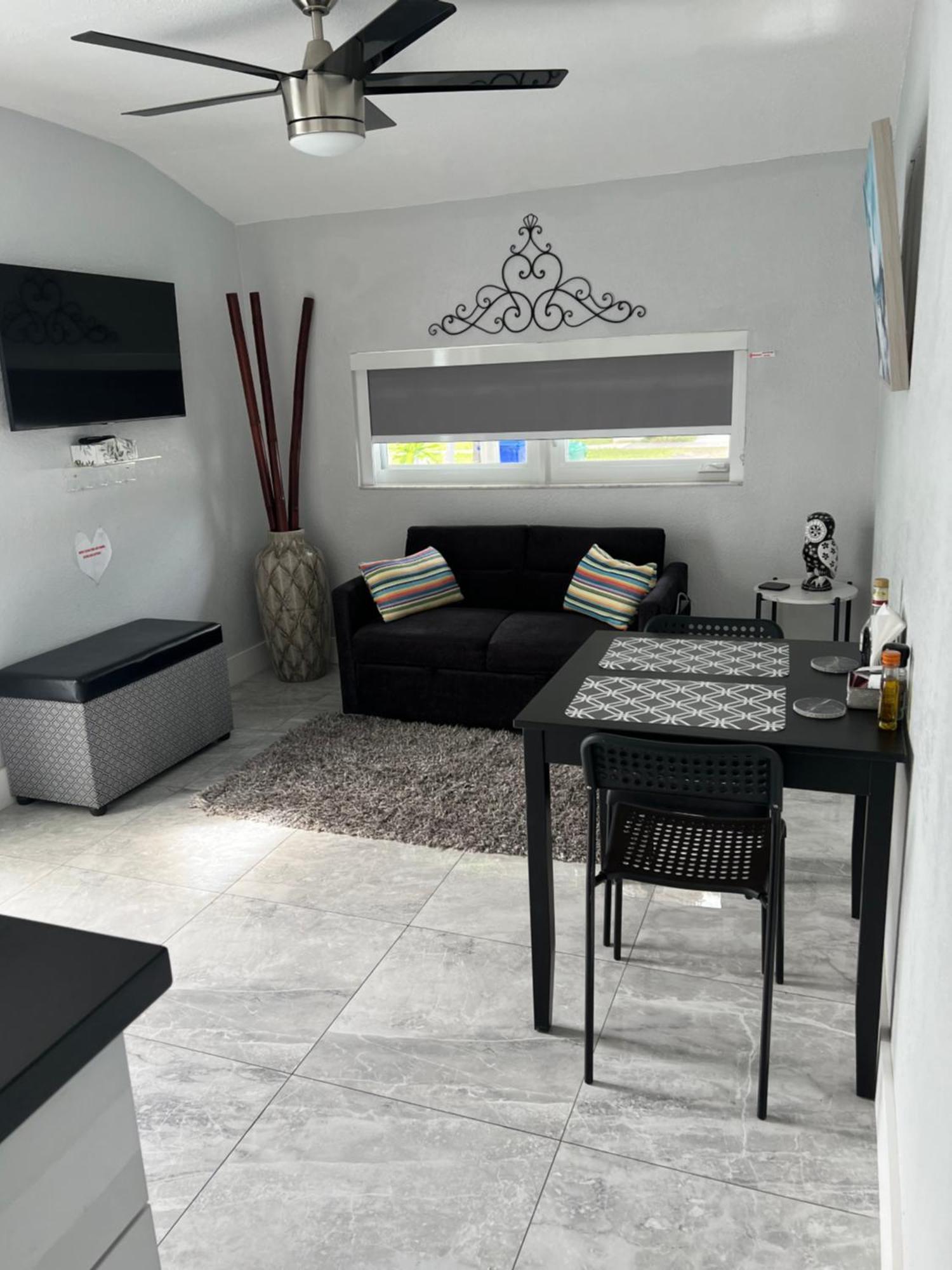Little Gables Studio-your Escape-10min Airport Apartment *