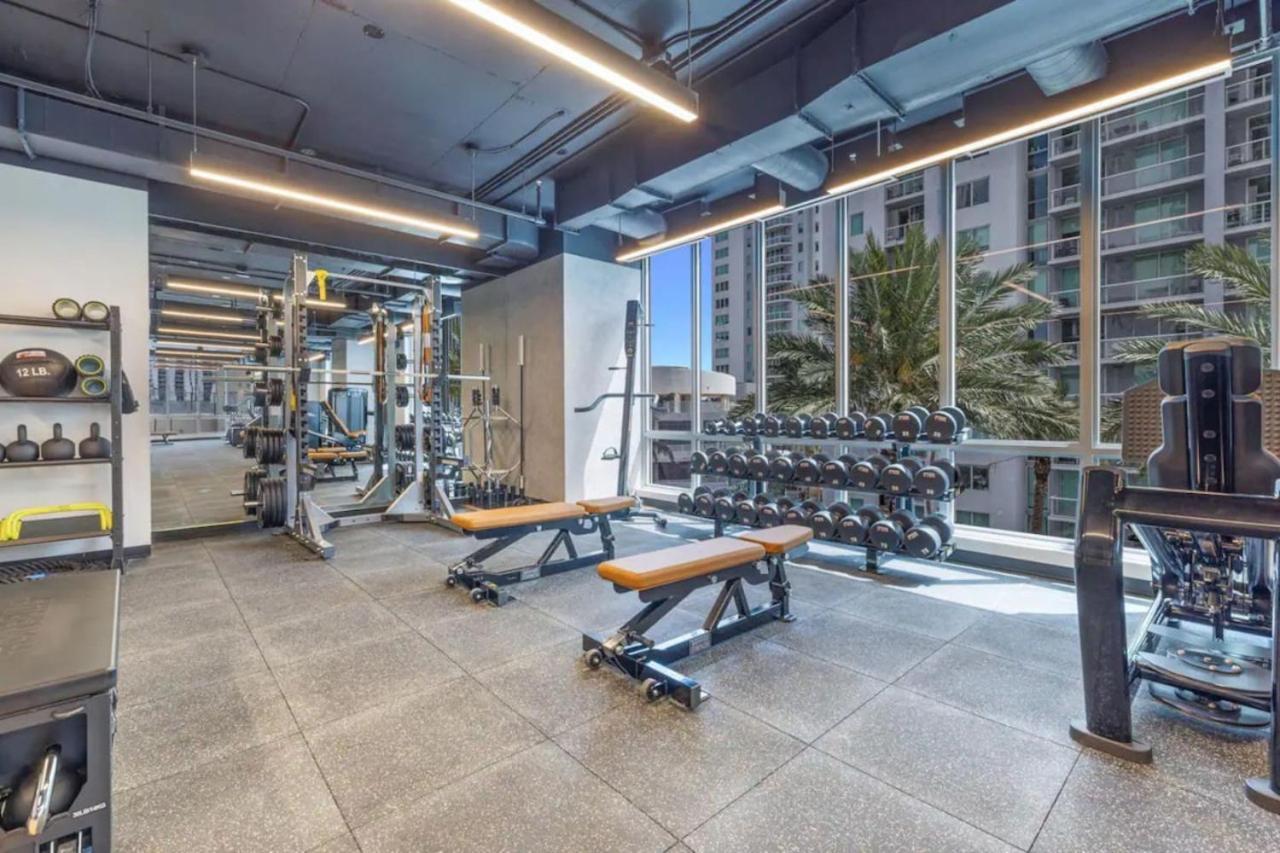 Modern Downtown With Pool And Gym *