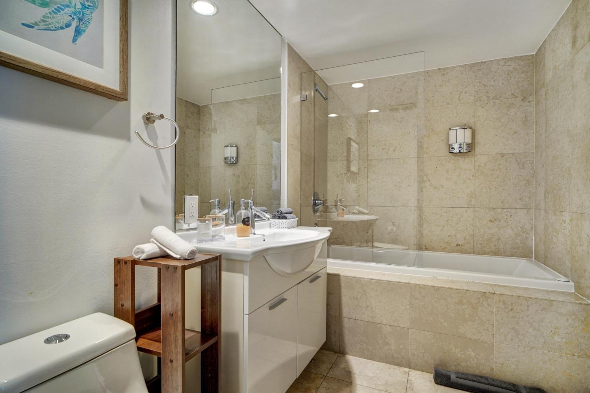 Lux 2br - Water View - Pool - - Free Parking *