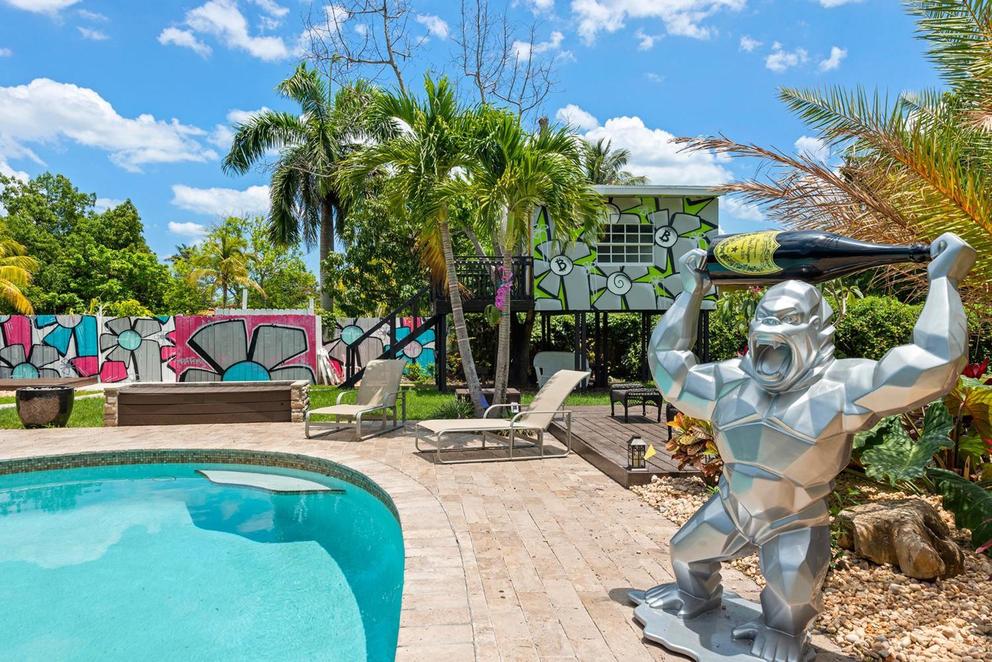Blockchain - Acre Lot W/ Pool-hot Tub-bars-tiki-games-theater! * Miami