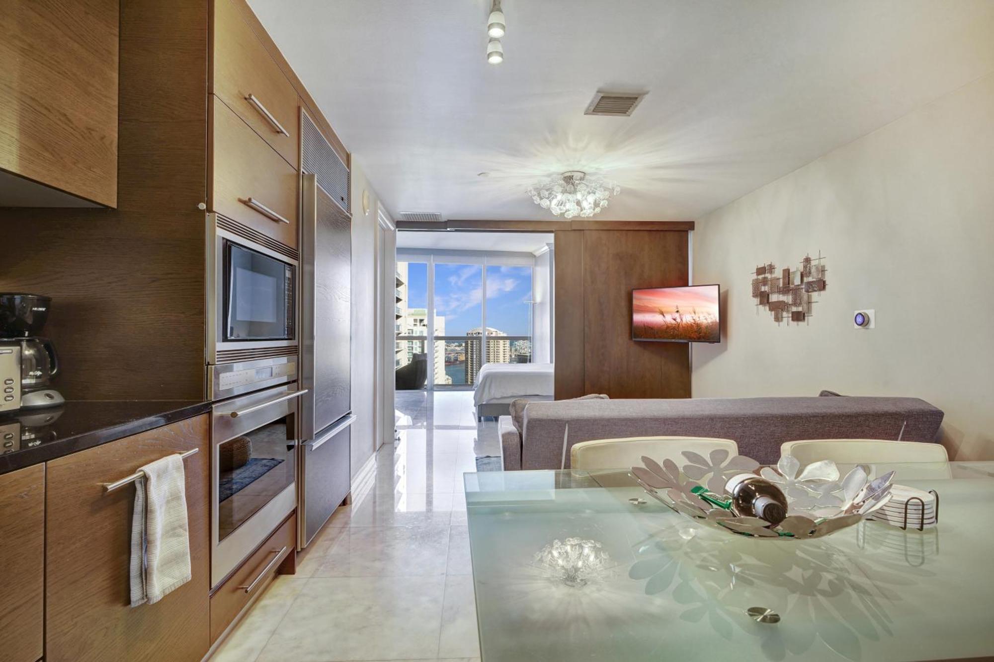 Lux 2br - Water View - Pool - - Free Parking Miami