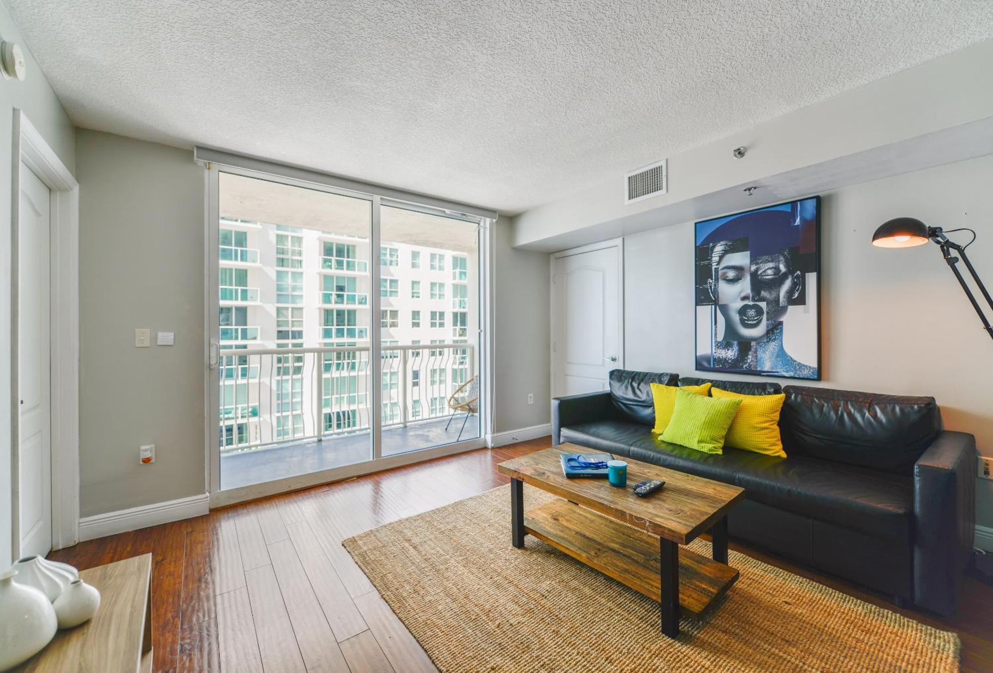 Amazing 3 Bedroom At Brickell With Pool
