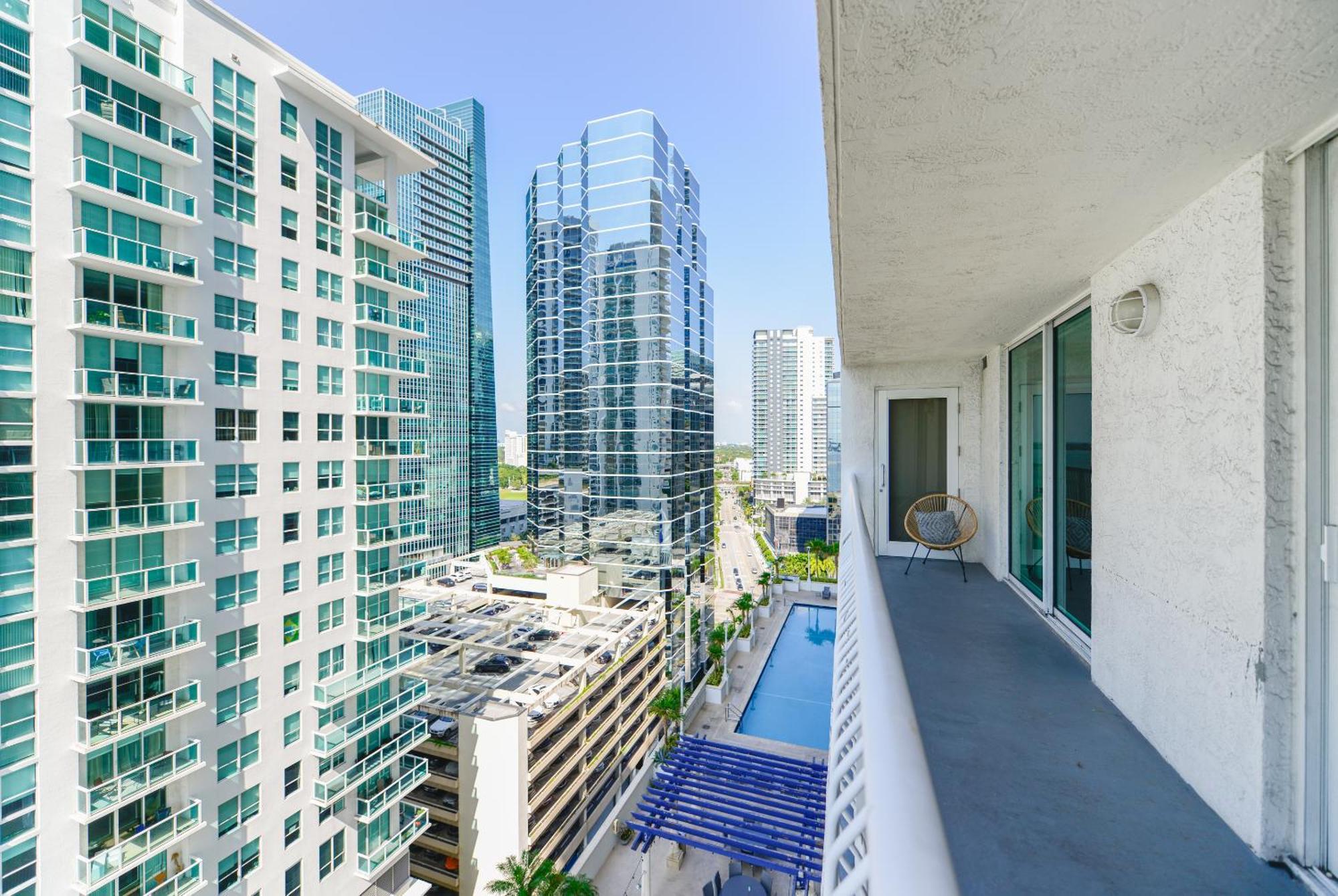 Amazing 3 Bedroom At Brickell With Pool *