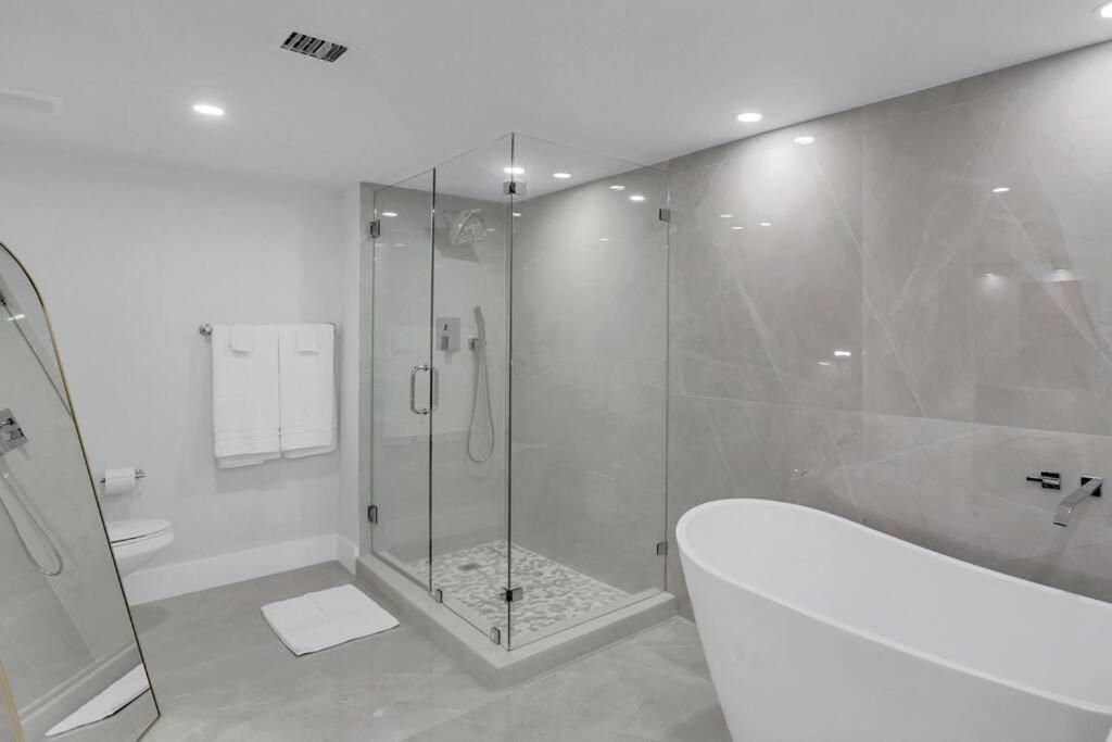 Apartment Shades Of Sky Penthouse! Newly Renovated *