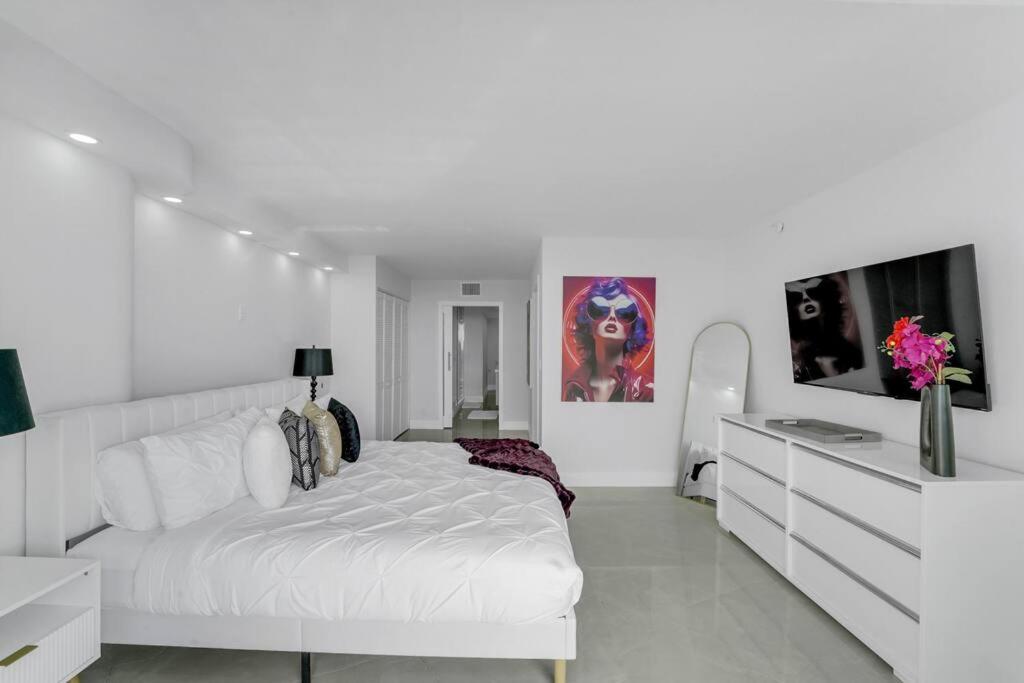 Shades Of Sky Penthouse! Newly Renovated *