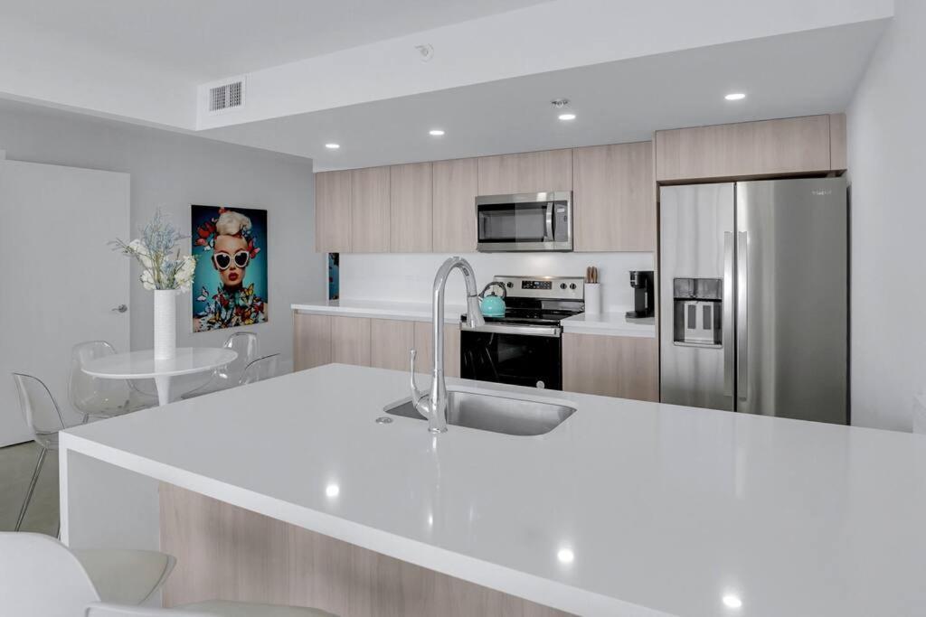 Shades Of Sky Penthouse! Newly Renovated Apartment *
