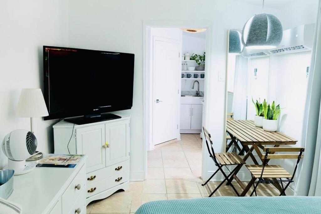 Casita Santorini -1 Bedroom Guest Near Grove Bay Holiday home *