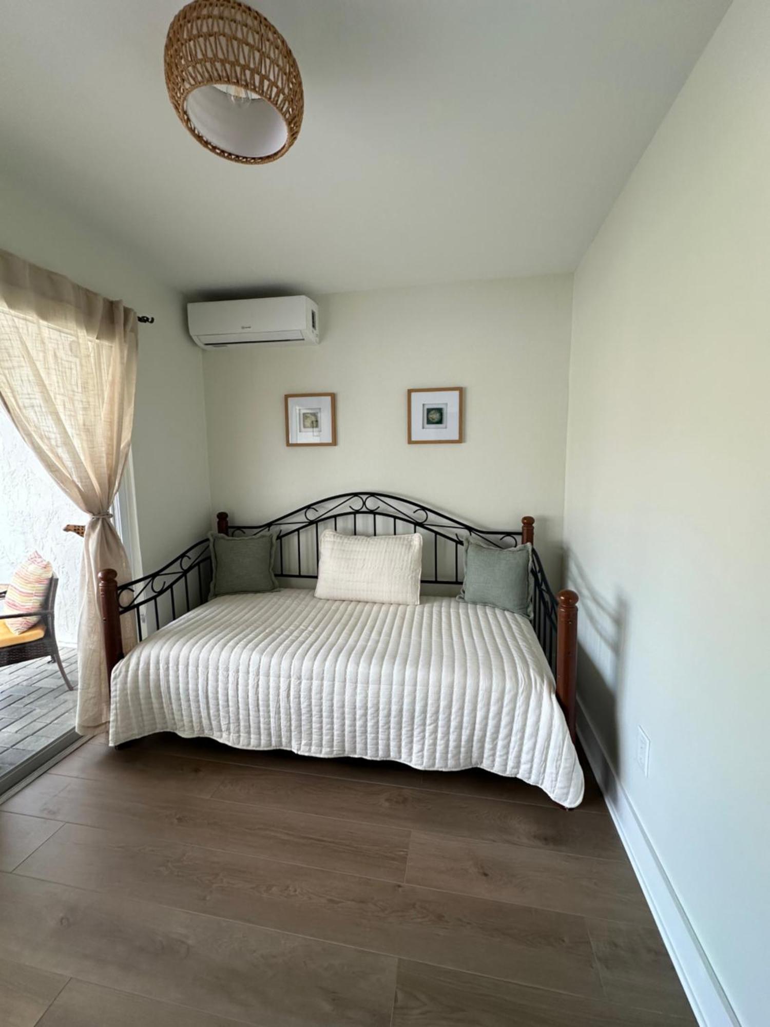 Luxurious & Spacious Townhouse In Prime Location *