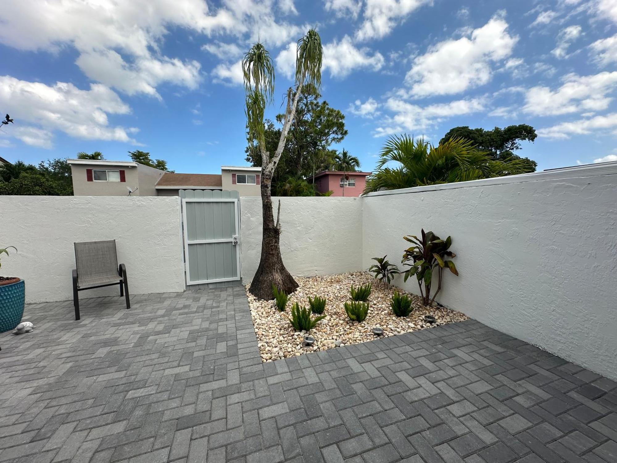 Luxurious & Spacious Townhouse In Prime Location Miami