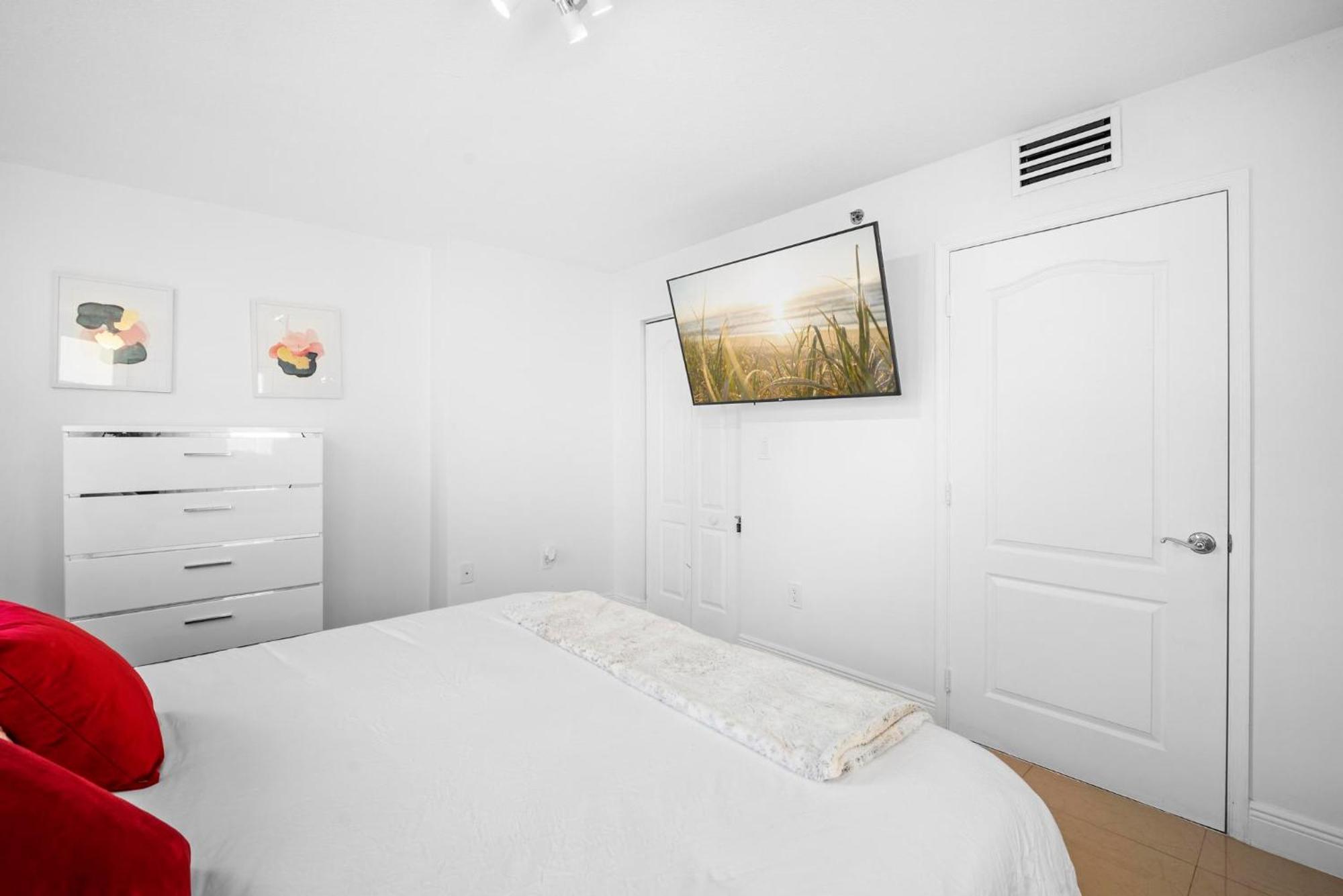 Bnb Hyperion - Luxe 3b W City & Ocean Views Holiday home Miami