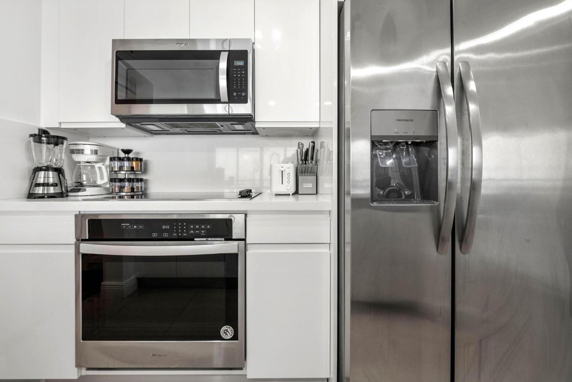 Bnb Hyperion - Luxe 3b W City & Ocean Views Holiday home