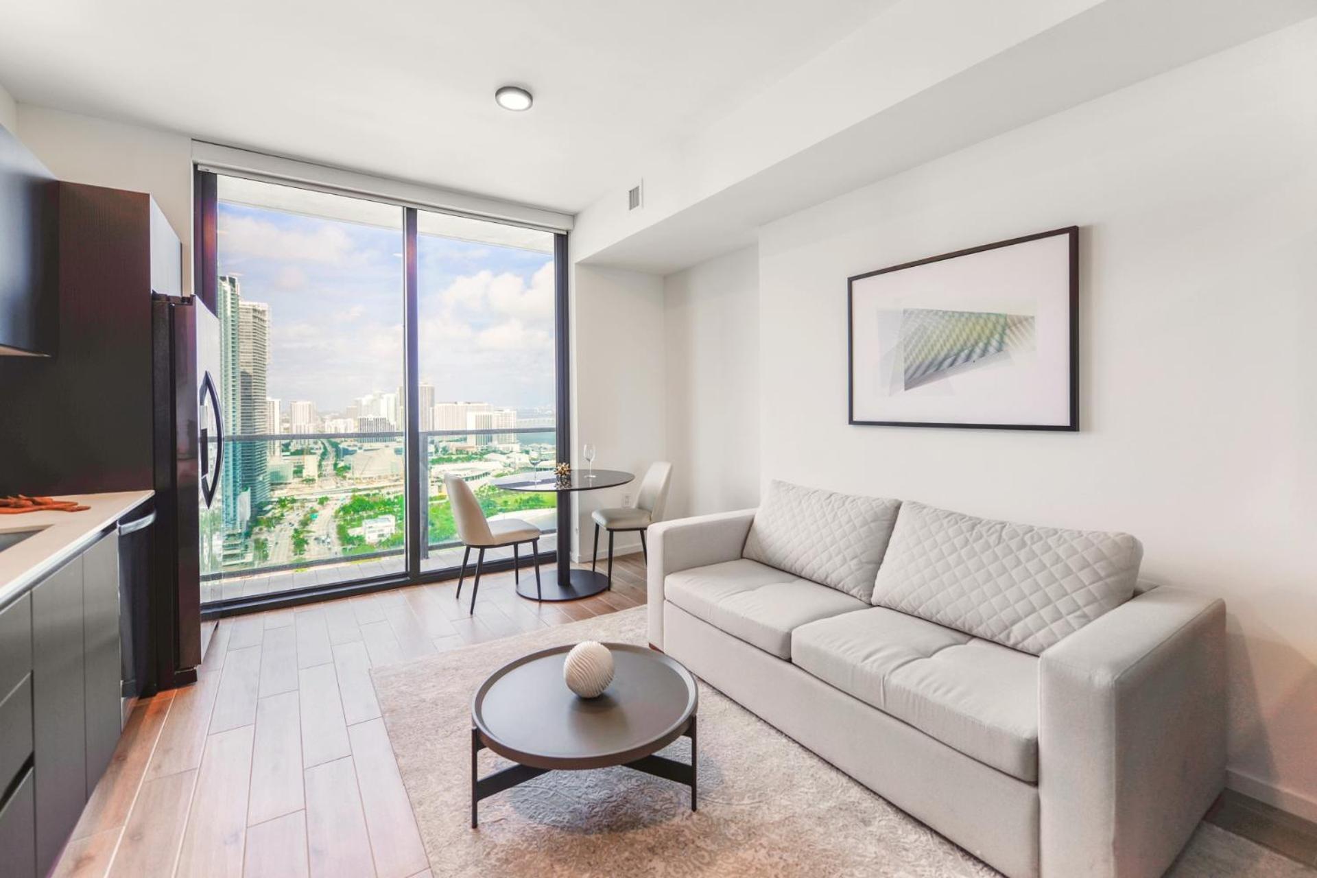 Luxury Studio Steps Away From Bayfront Park