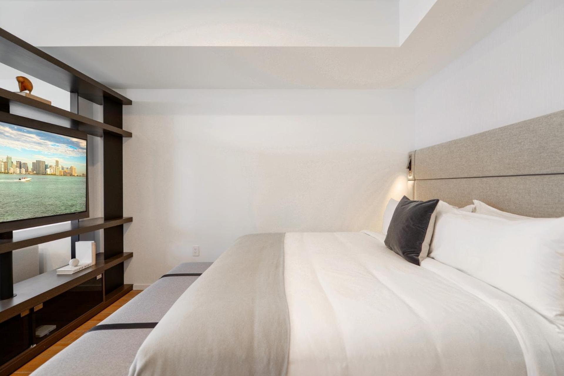 Luxury Studio Steps Away From Bayfront Park Miami