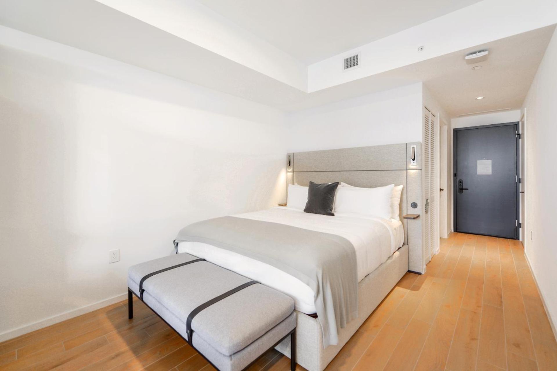 Luxury Studio Steps Away From Bayfront Park