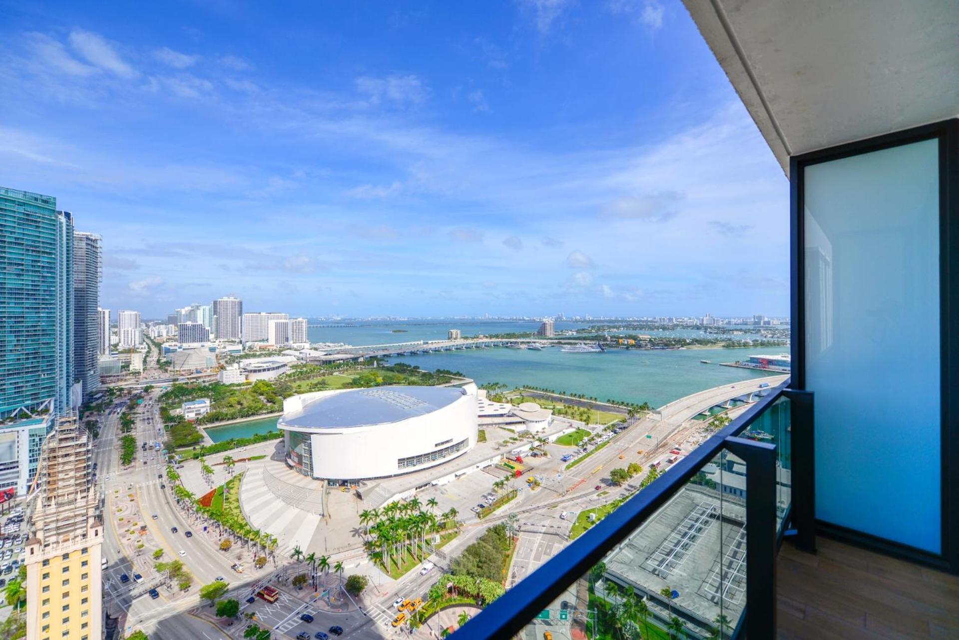 Luxury Studio Steps Away From Bayfront Park Apartment Miami