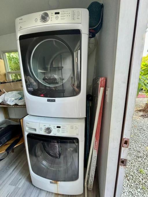 Apartment Queen Bedroom In Location! Is Shared In A 2 - Parking, Laundry And Drop Off Lugagge ! *