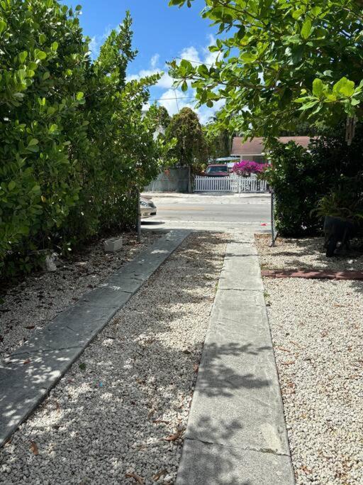 Queen Bedroom In Location! Is Shared In A 2 - Parking, Laundry And Drop Off Lugagge ! Apartment Miami