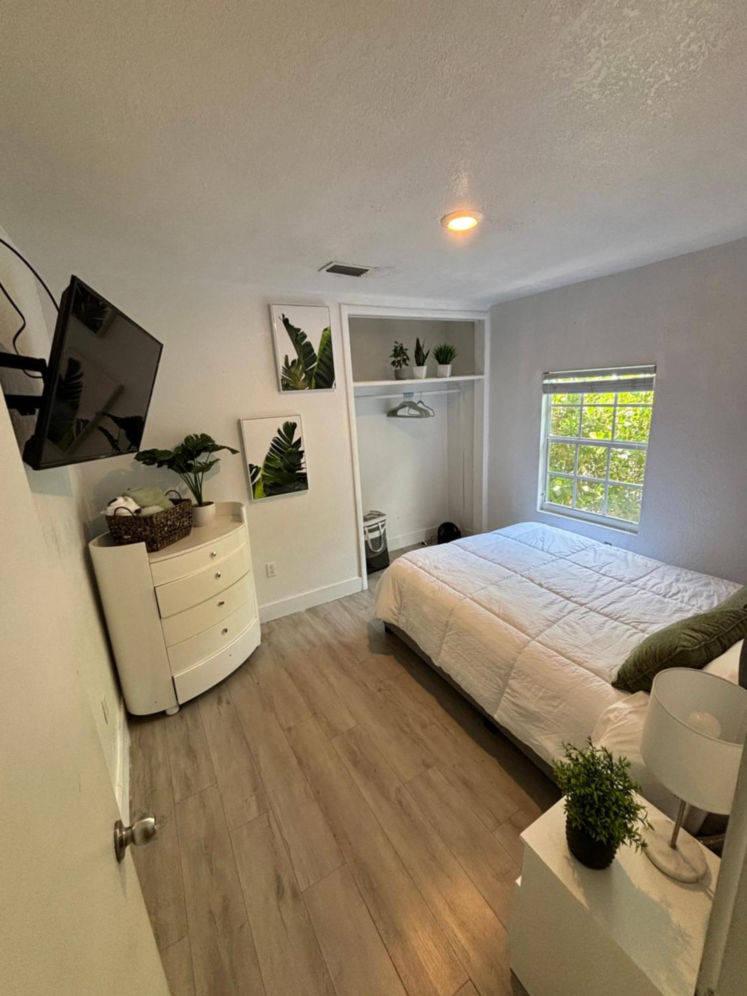 Apartment Queen Bedroom In Location! Is Shared In A 2 - Parking, Laundry And Drop Off Lugagge !