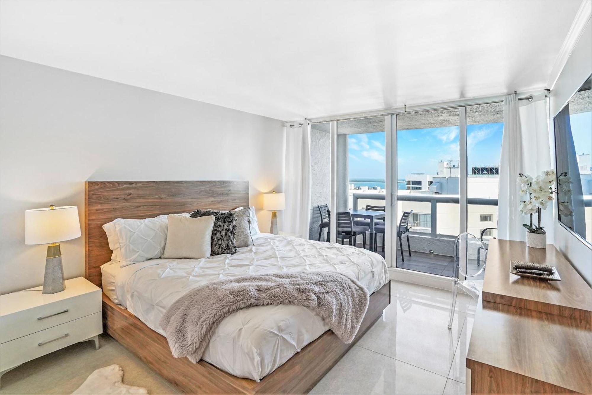 Champagne & Ice! Water Views, 2 Private Balconies! Miami