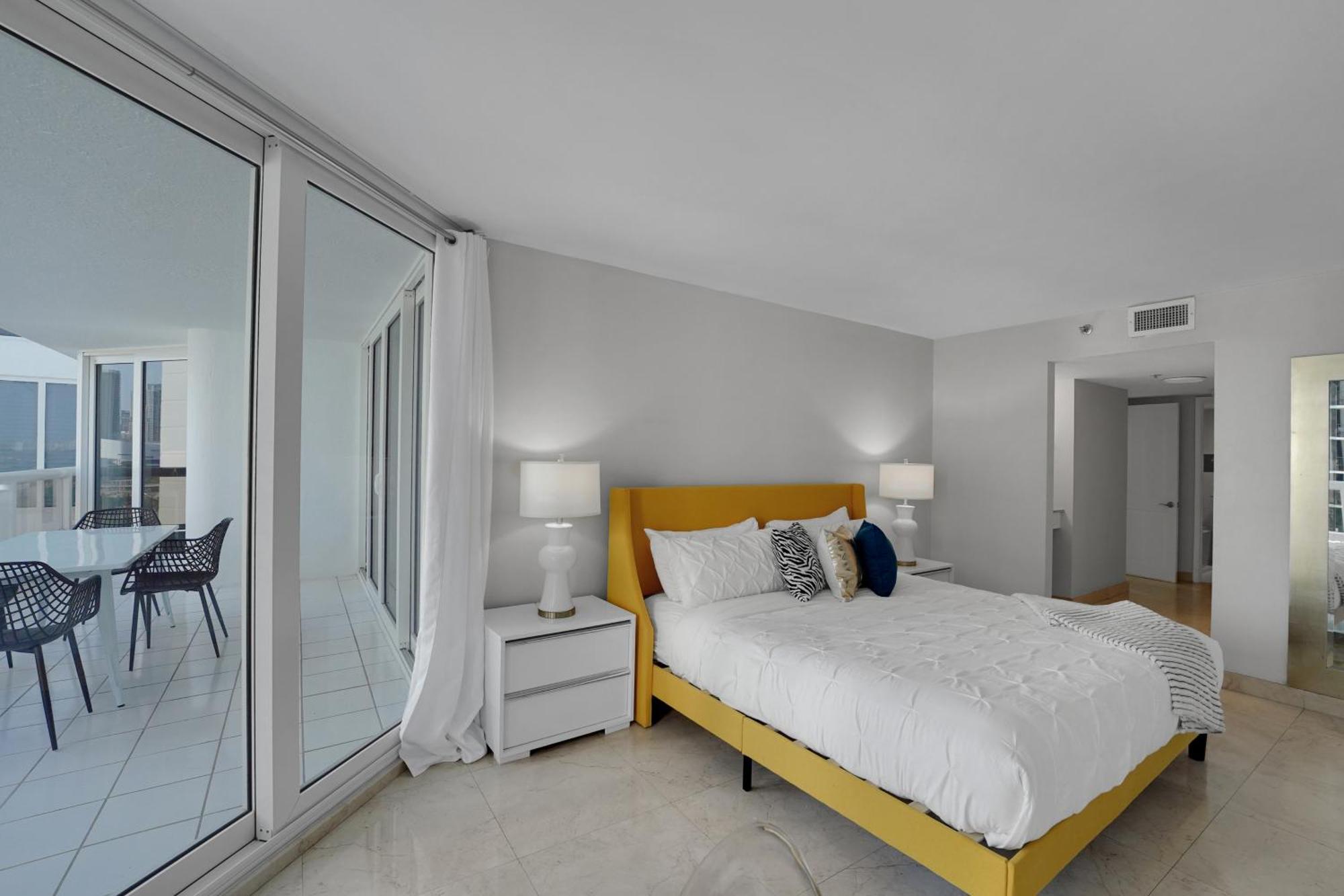 Apartment Hello Gorgeous! Water & Skyline Views!