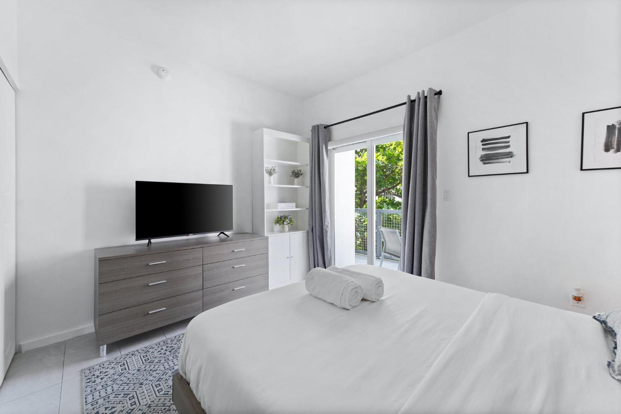 Modern In Edgewater Apartment *