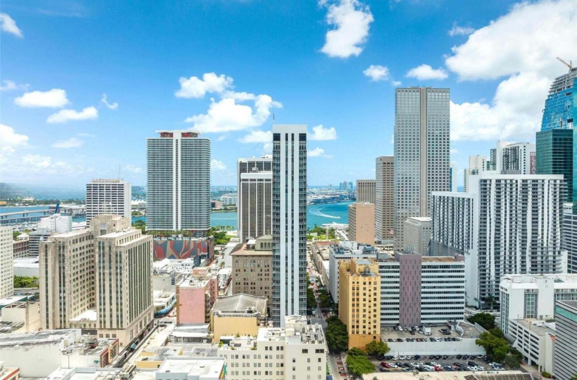 Luxury Loft W Skyline View, Rooftop Pool, Brickell Downtown Apartment *