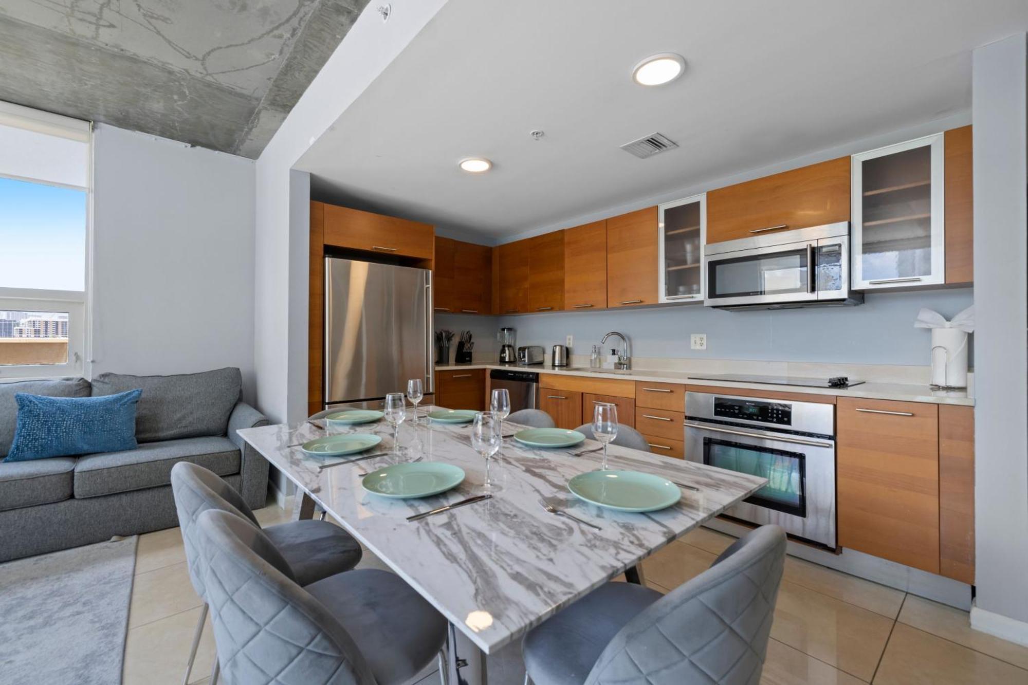 516-2bd2ba Midblock Free Parking Apartment *