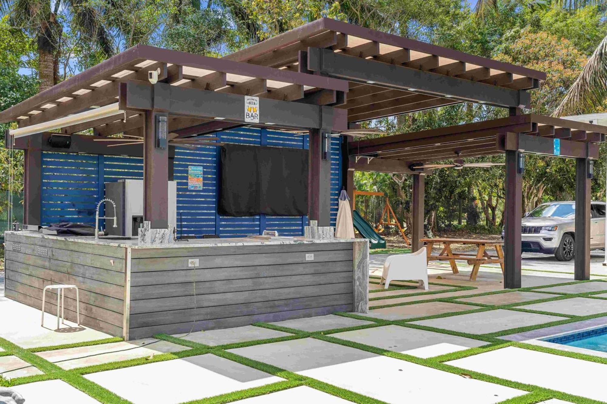 Villa Lake Of Dreams Jacuzzi Pool Table Ping Pong Lagoon Tiki House Family Miami