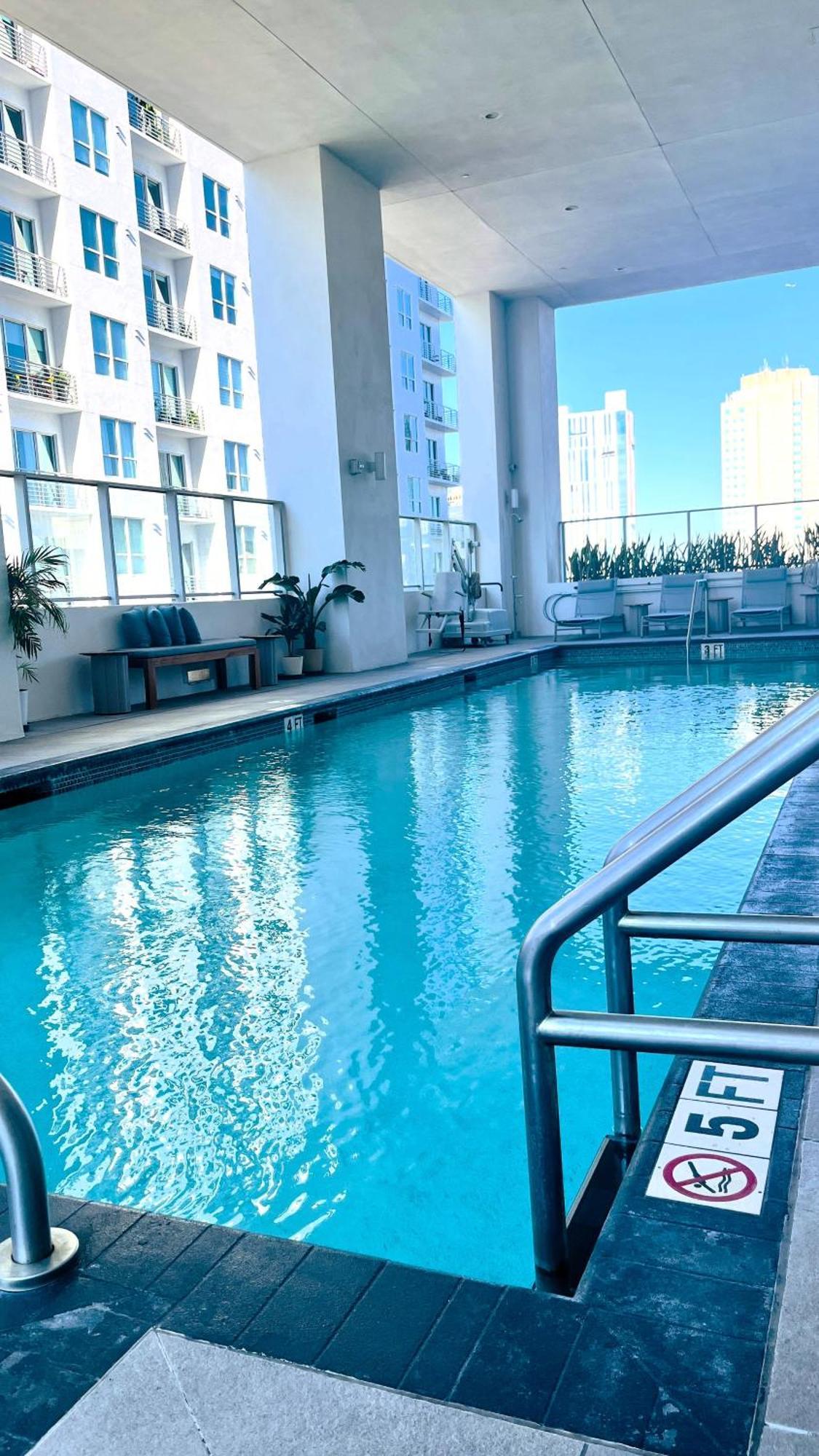 Explore Miami's Heat - Huge 1 Bed Pool & Gym