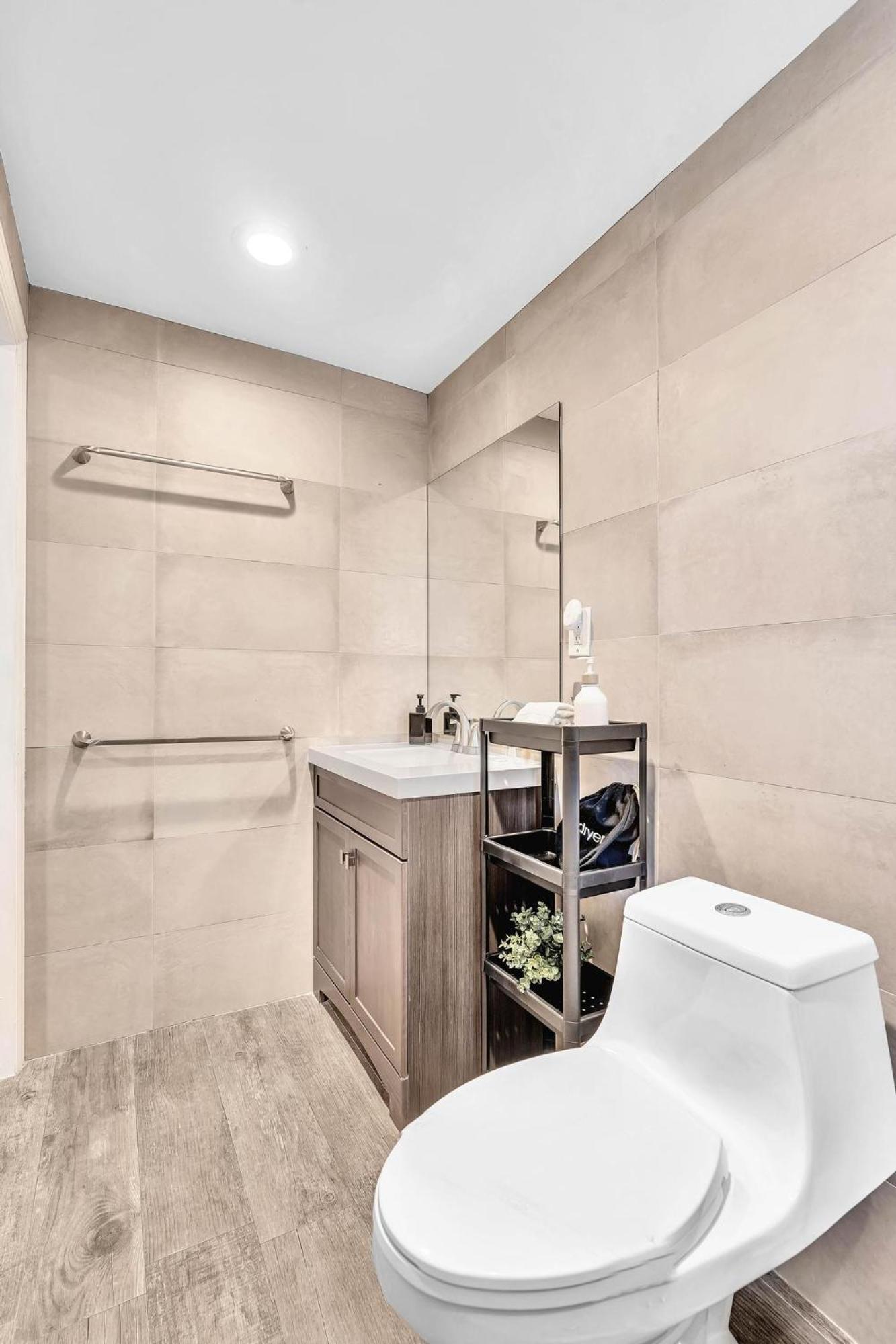 Holiday home Estelo's Place - Modern Townhouse With King Bed, Only 5 Min From The Airport! *