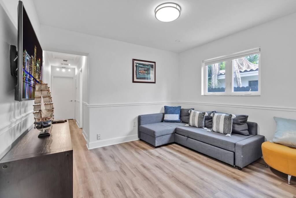 6 Bedrooms Oasis Treat With Oversized Pool, 9 Minutes To The