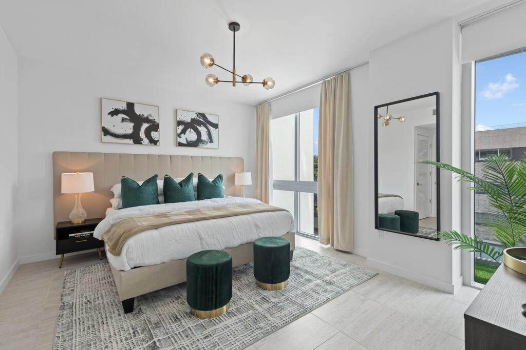 Luxury 1 Bdrm/1b In Design District Area Apartment *