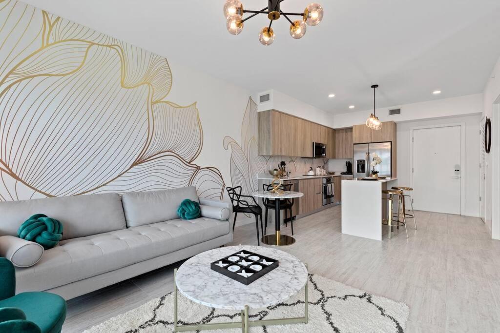 Apartment Luxury 1 Bdrm/1b In Design District Area *