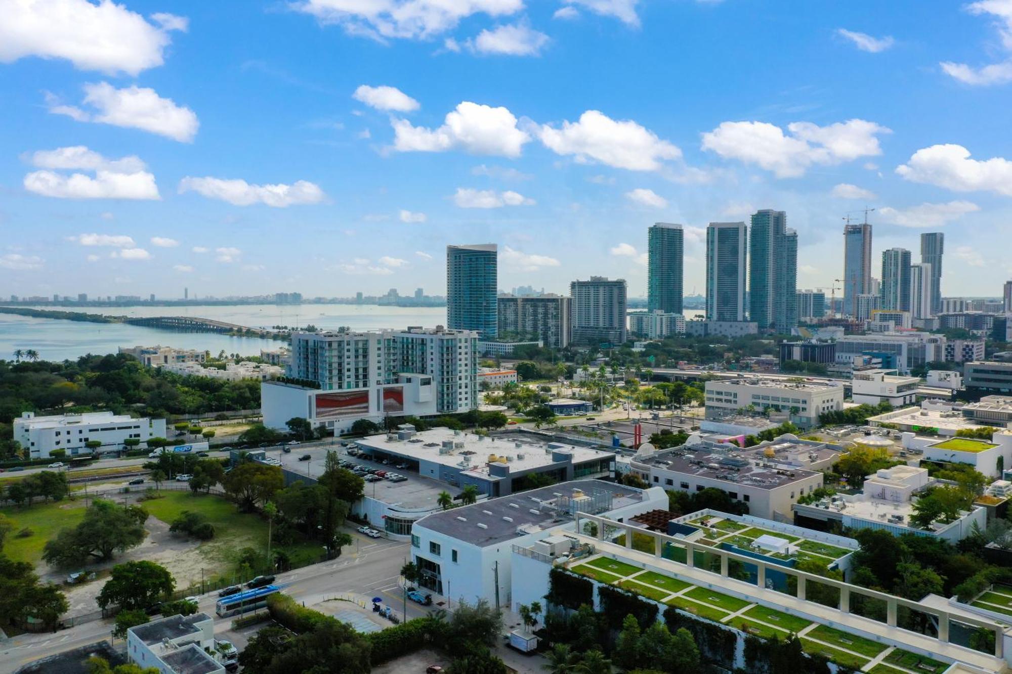 Apartment Luxury 1 Bdrm/1b In Design District Area