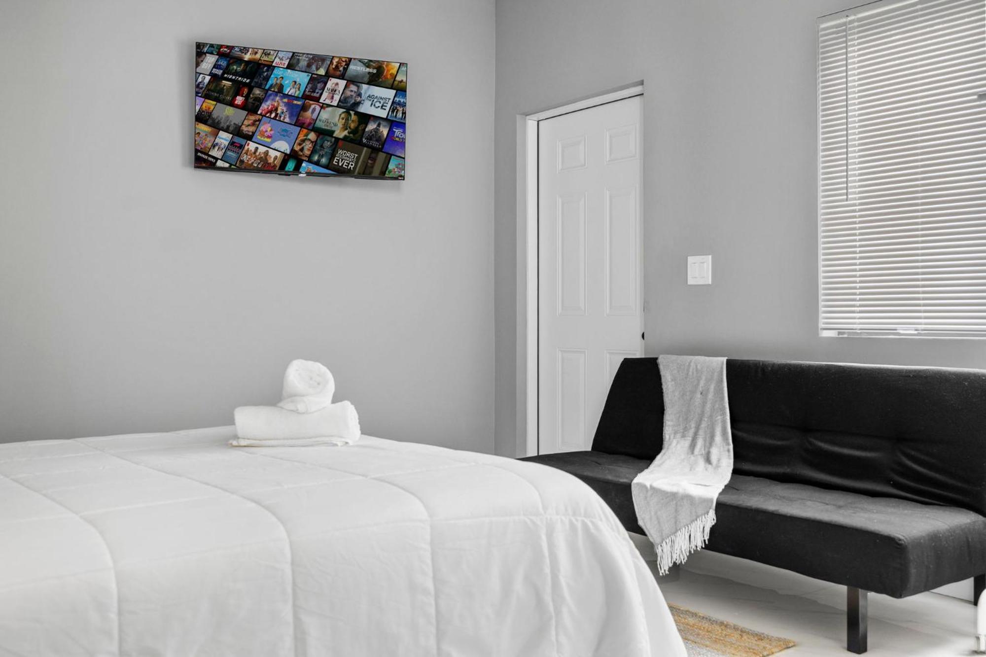 Beautifully Designed Studio In Apartment *