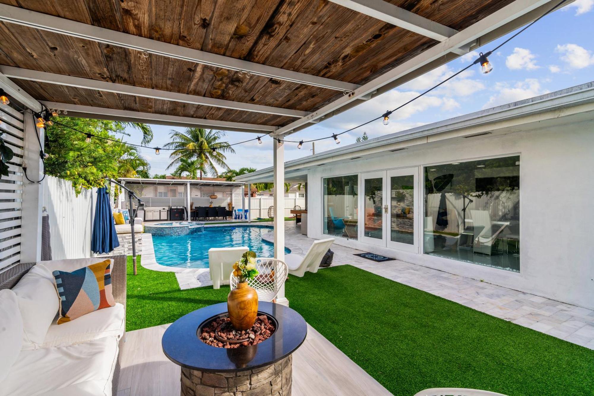 Luxury House W Heated Pool & Jacuzzi Holiday home *