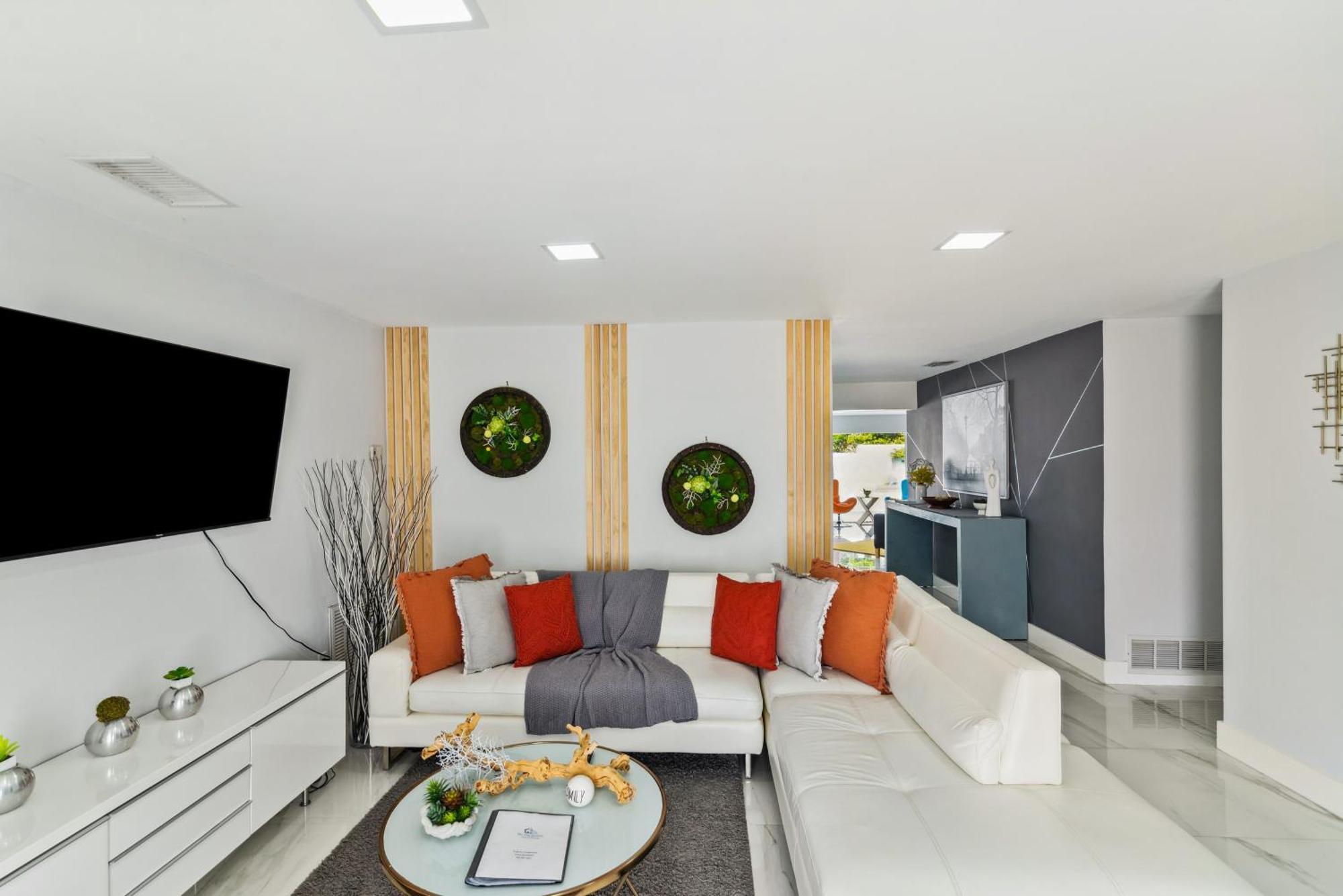 Luxury House W Heated Pool & Jacuzzi Holiday home