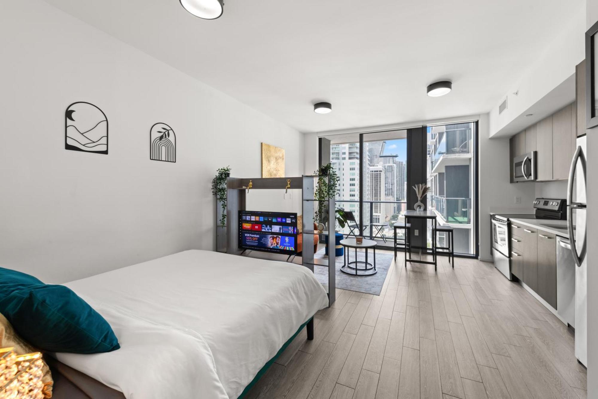 Breezy Luxury Residences - Near Kaseya Center *