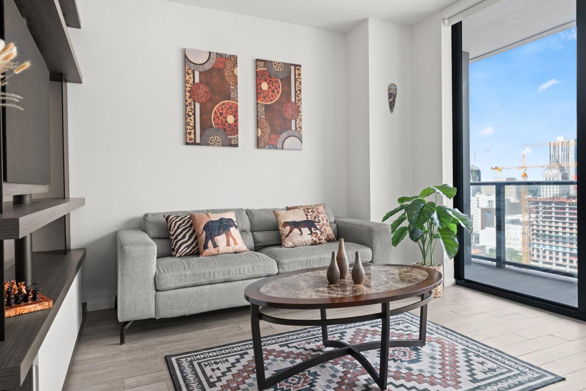 Breezy Luxury Residences - Near Kaseya Center *