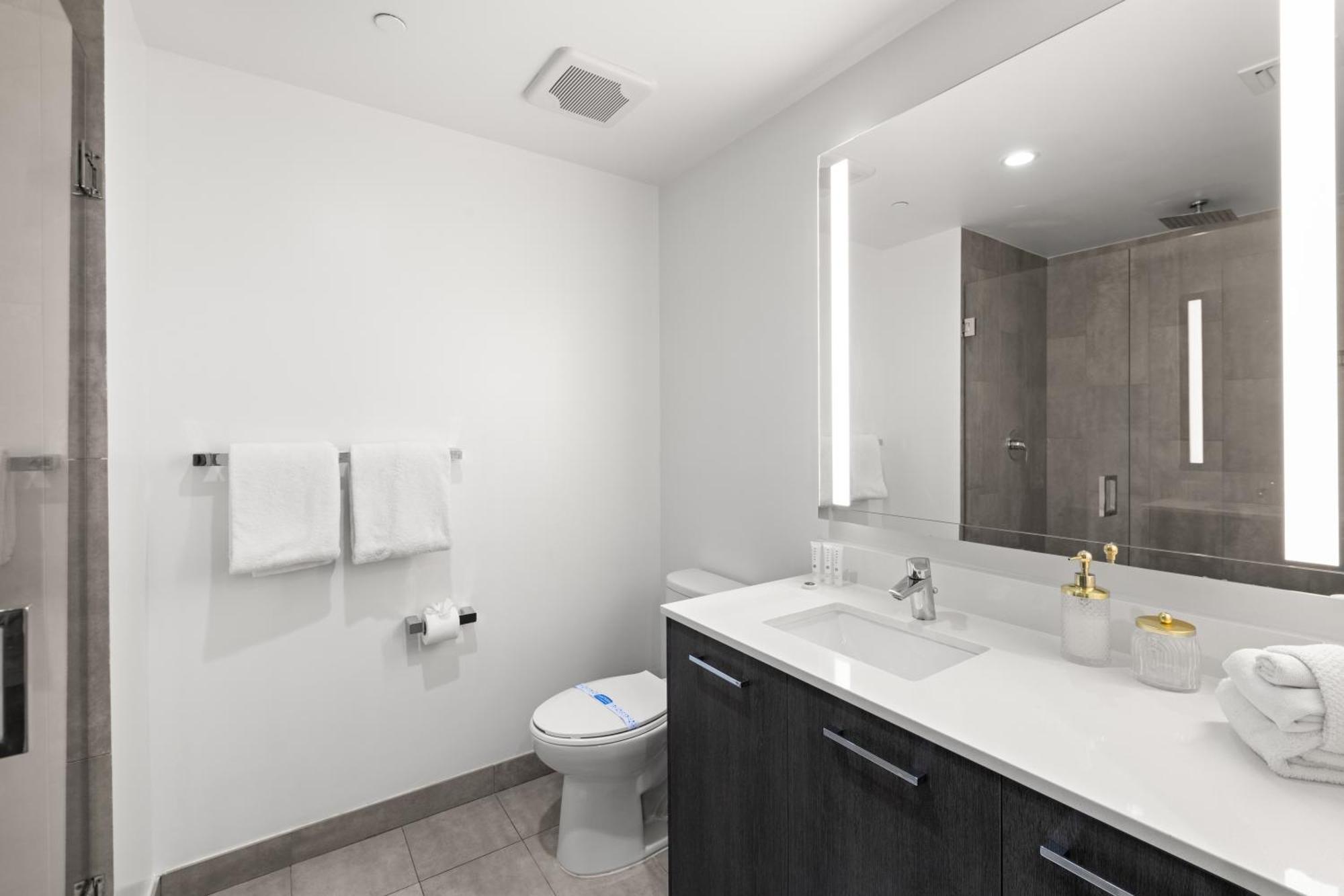 Breezy Luxury Residences - Near Kaseya Center Miami