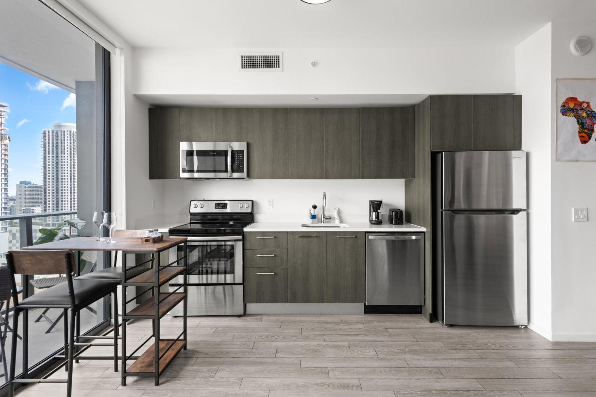 Breezy Luxury Residences - Near Kaseya Center *