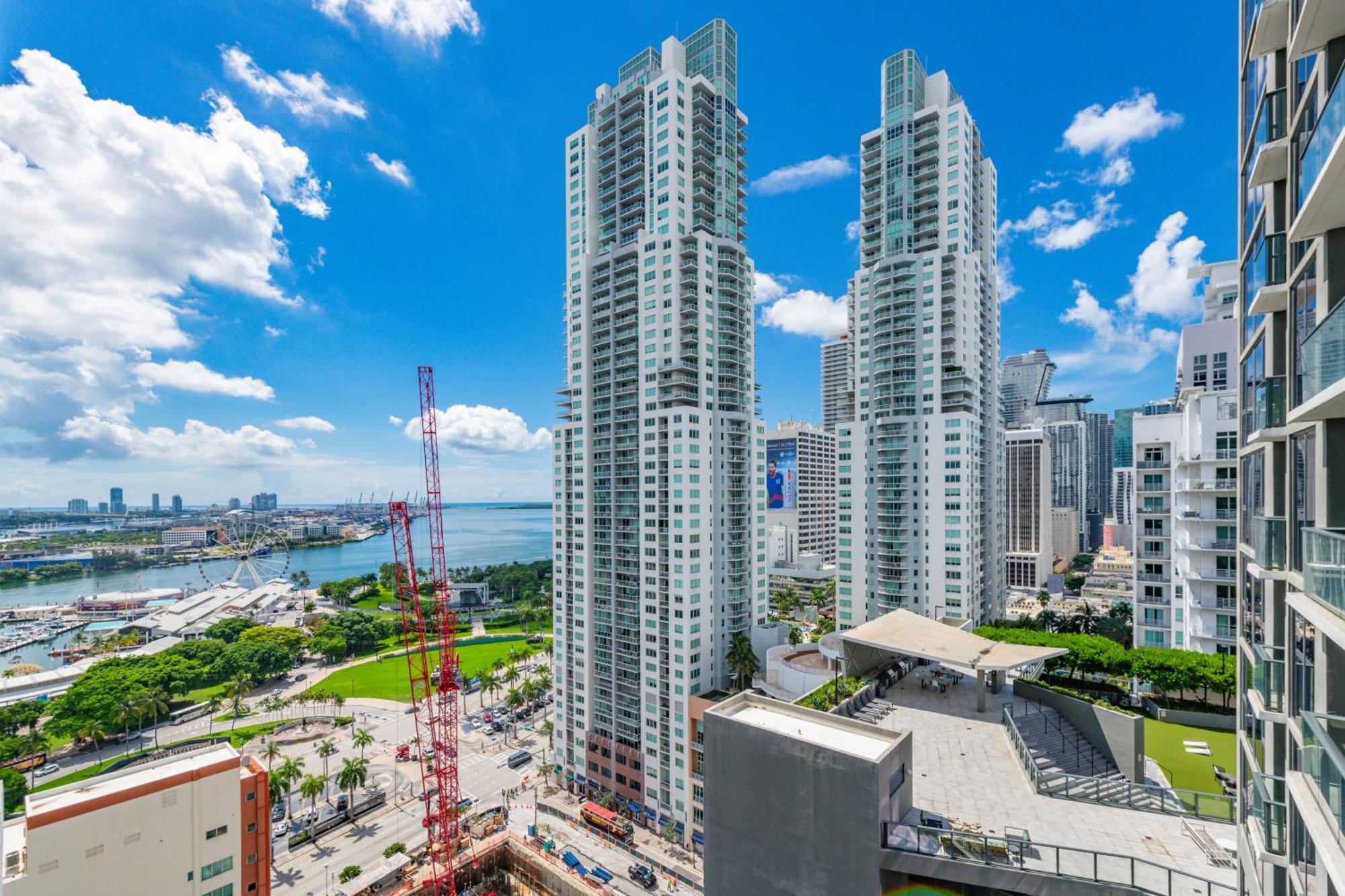 Breezy Luxury Residences - Near Kaseya Center Miami