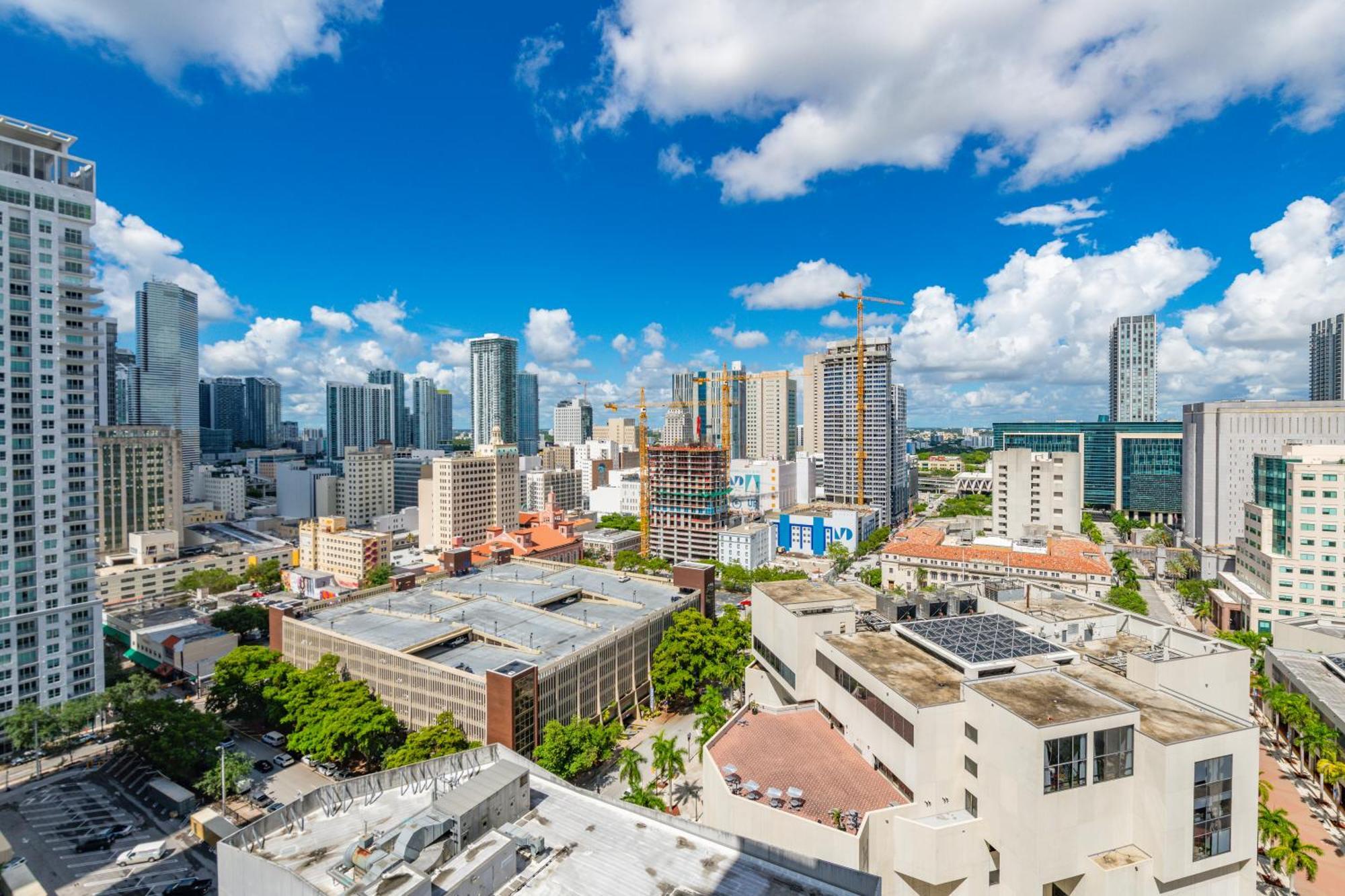 Breezy Luxury Residences - Near Kaseya Center