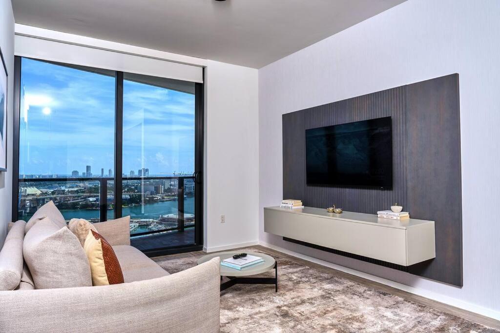 Ocean Front View Stylish In Downtown Apartment