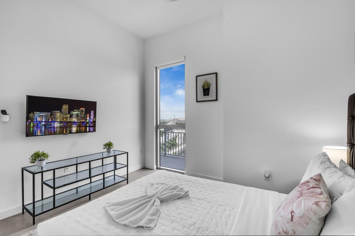 Urban Escape 3 Bed Unit Near Brickell And Wynwood Apartment